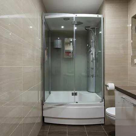 St.roland Livu Square *