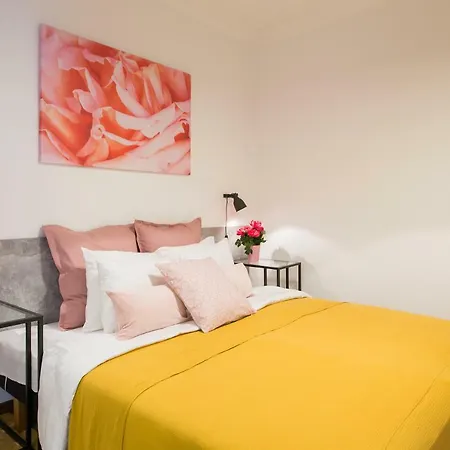 St.roland Livu Square *