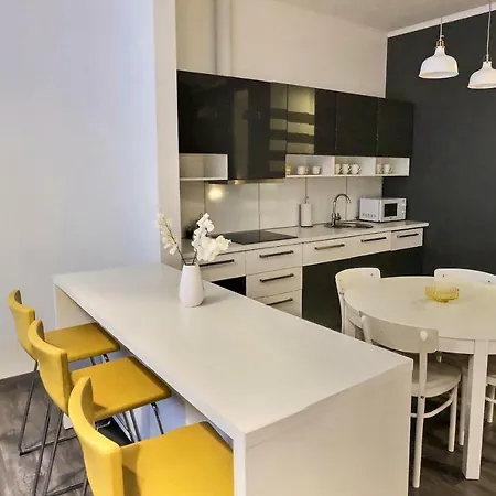 St.roland Livu Square *