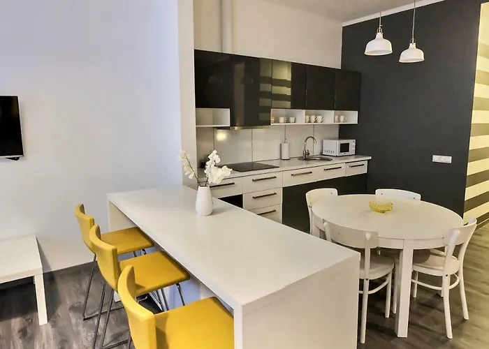 St.roland Livu Square *