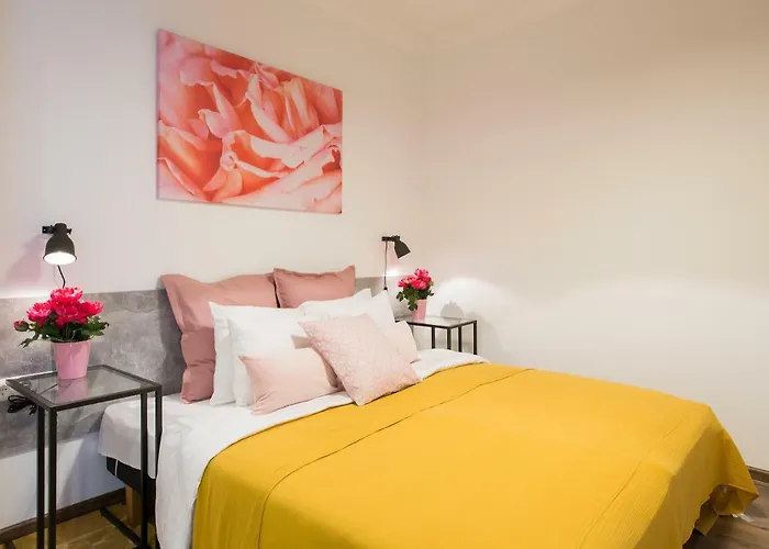 St.roland Livu Square *